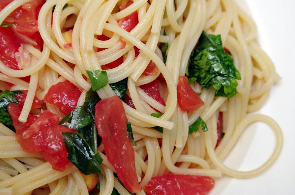 Спагетти с холодным томатным соусом