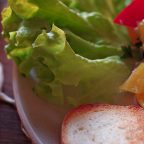 Салат з тунцем і свіжими овочами в італійському стилі