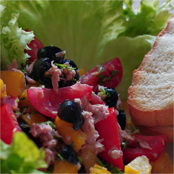 Салат с тунцом и свежими овощами в итальянском стиле